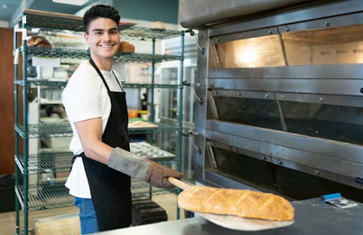 Boulanger au travail avec un tablier enfariné